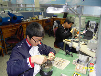 충남기계공업고등학교의 학교기업 에스앤주얼리에서 학생들이 은세공품을 만들기 위해 조작 작업을 하고 있다.