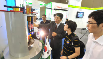 관람객들이 두산중공업 부스에서 제3세대 한국형 원자력 발전소 모형을 보고 있다.