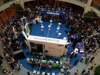 지난 달 말레이시아 미디 밸리 쇼핑몰에서 열린 삼성전자 갤럭시S2 출시 행사에 관람객이 몰려 문전성시를 이루고 있다.