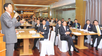 한양대학교 글로벌기업가센터가 주최한 `제7회 한양기업가포럼 & 멘토링 카페`가 지난달 29일 한양대에서 열렸다. 멘토링 카페에서 멘토인 이제호 삼성의료원 분자치료연구센터장이 멘티들과 대화를 나누고 있다.
  박지호기자 jihopress@etnews.com