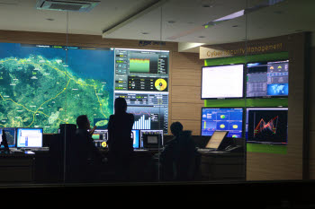 전력거래소는  6월 1일부터 제주 스마트그리드 실증단지를 대상으로 전력시장을 개설하고 운영하는 2단계 사업을 시작한다. 이날 개소하는 통합운영센터에서 직원들이 막바지 점검 작업하고 있다.