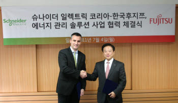 슈나이더 일렉트릭과 한국후지쯔가 에너지관리솔루션 분야에서 협력하기로 했다. 에릭 리제 슈나이더일렉트릭코리아 사장(왼쪽)과 박제일 한국후지쯔 사장이 양해각서를 교환한 후 악수를 나누고 있다.