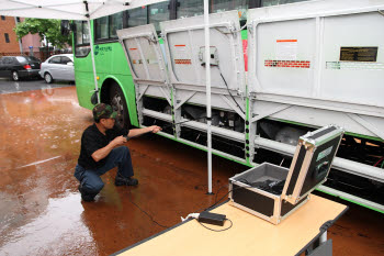 서울시는  4일 서울시청 별관에서 CNG버스 내압용기 점검 및 장비 시연회를 가졌다. CNG버스 내압용기 점검장비 개발업체 직원이 장비를 시연하고 있다.