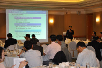 5일 환경기술혁신기업협회 주최로 서울 반포동 JW메리어트호텔에서 열린 `제1회 환경 · 경제 산업 포럼`에서 김형욱 KOTRA 정부조달사업팀장이 `미국정부조달시장 진출전략` 에 대해 발표하고 있다.  