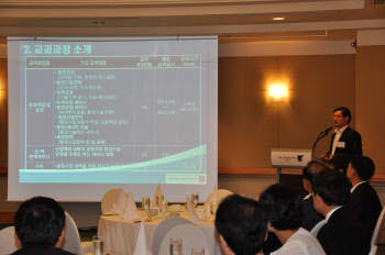 5일 환경기술혁신기업협회 주최로 서울 반포동 JW메리어트호텔에서 열린 `제1회 환경 · 경제 산업 포럼`에서 이병욱 세종대학교 대학원 교수(전 환경부 차관)가 인사말을 하고 있다.