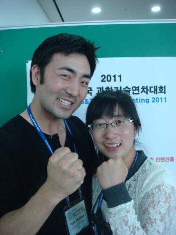 한민족 청년과학도포럼에 참석한 존에프케네디대 박민규군(왼쪽)과 옌벤대 김찬양이 화이팅을 외치고 있다.