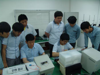 광주광역시 매곡동에 있는 광주공업고등학교의 학교기업 디오아이티(DoiT)는 2005년 설립됐으며 각종 광점퍼코드, UTP케이블, 광학렌즈를 생산, 판매한다. 학생들이 광학렌즈 단면검사 실습교육을 받고 있다.