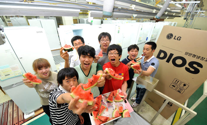 초복 하루 앞둔 13일, 수박으로 더위 식혀