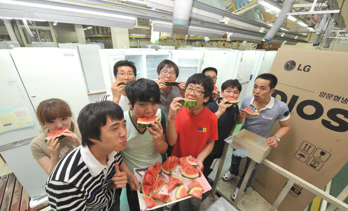 초복 하루 앞둔 13일, 수박으로 더위 식혀