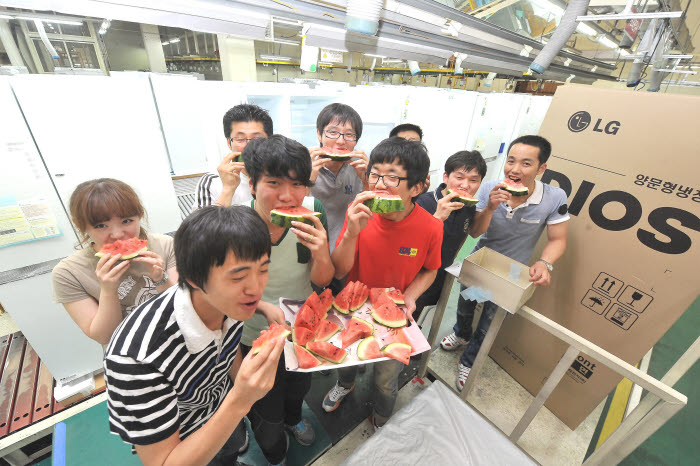 초복 하루 앞둔 13일, 수박으로 더위 식혀