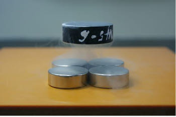 원자력연이 개발한 희토류계 초전도 물질을 이용해 물체를 공중부양한 모습.