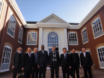 문헌일 한국엔지니어링 협회장(왼쪽에서 여섯번째)을 포함한 관계자들과 남아프리카 엔지니어링협회(CESA) 관계자들이 기념촬영을 하고 있다. 