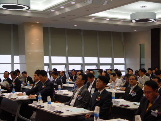 송도테크노파크는 100여명의 입주기업 대표자들이 참석한 가운데 지난 12일 `입주기업 경영자 협의회`를 발족하고 창립총회를 열었다. 총회에서는 유동옥 대화연료펌프 대표가 협의회장에 선출됐다.   