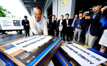 방송통신위원회는 13일 오전 수원 삼성전자 로지텍에서 `취약계층 지원 디지털TV 배송식`을 가졌다. 최시중 방송통신위원장이 취약계층에 전달할 디지털TV를 물류트럭에 싣고 있다. 윤성혁기자 shyoon@etnews.com