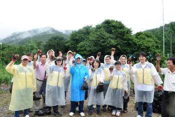 케이티스가 지난 11일 자매결연 마을인 경기도 양평군 용문면 연수1리를 찾아 1사1촌 농촌사랑 행사를 진행했다. 케이티스는 주민들의 복지에 도움이 될 수 있도록 장제용품과 지역 발전기금을 전달하는 기증식을 함께 열었다. 이날 장맛비로 계획했던 봉사활동을 하지 못했으나 임직원들이 자발적으로 감자 캐기 등 농사일을 직접 해보고 농촌에 대해 이해하는 시간을 가졌다. 