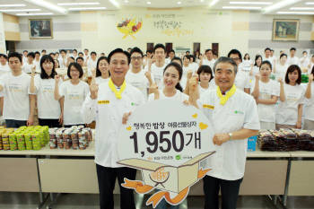 KB국민은행은 13일 여의도 본점 대강당에서 기아대책과 함께 결식아동을 돕기위한 `행복한 밥상` 선물상자 제작 행사를 열었다. 민병덕 KB국민은행장과 기아대책 홍보대사인 탤런트 김민정씨, 정정섭 기아대책 회장(앞줄 왼쪽부터)과 임직원들이 화이팅을 외치고 있다.  