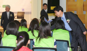 건국대는 13일 건국대 새천년관에서 이주호 교육과학기술부 장관과 김진규 건국대 총장 등이 참석한 가운데 `건국대 해외동포 자녀 G-20세대 여름캠퍼스` 입교식을 열었다. 이주호 장관이 입교식에 참석한 학생들과 대화하고 있다. 