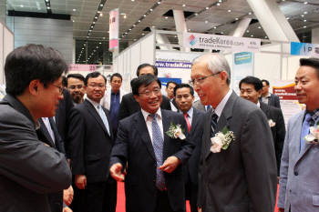 `2011 동경 한국상품 전시상담회`가 동경 국제포럼에서 13, 14일 이틀에 걸쳐 개최된다. 금번 전시상담회에는 총 87개 한국기업과 일본 기업 400여개사가 참가해 동일본 대지진 이후 한국상품에 대한 큰 관심을 나타냈다. 행사장을 둘러보는 한국무역협회 오영호 부회장과 참석 귀빈. 