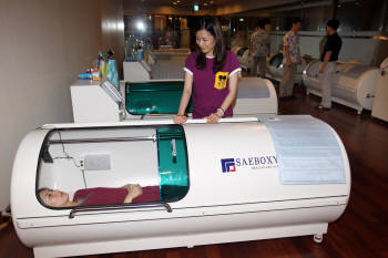 17일 부산 해운대구 우동 신세계센텀시티 스파랜드를 찾은 여성고객이 산소캡슐을 사용하고 있다. 산소캡슐은 대기압보다 높은 상태에서 인체에 필요한 산소를 전신을 통해 공급하는 시스템을 갖췄다. 산소캡슐은 유명 스포츠 스타들이 빠른 회복을 위해 이용하면서 널리 알려졌다.