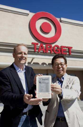 아이리버의 구글 e북 전용 전자책 `스토리HD`가 17일(현지시각)부터 현지 유통업체인 타겟의 1755개 매장을 통해 미국 전역서 본격 판매되기 시작했다. 이재우 아이리버 대표(오른쪽)와 스캇 두갈 구글 북스 담당 총괄임원이 캘리포니아에 위치한 타겟 매장에서 스토리HD를 들어보이고 있다.  