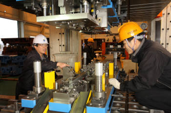 호남권지역본부 연구진들이 중소기업들의 애로기술 해소를 위해 트라이아웃센터내 금형장비의 시험가동을 준비하고 있다.