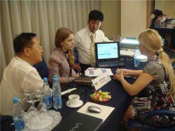 한국광산업진흥회 해외시장개척단이 러시아에서 LED로드쇼를 개최한 뒤 수출상담을 하고 있다.  