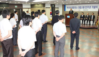 부산상공회의소는 19일 창립 122주년을 맞아 기념식을 열고, 지역 경제발전의 구심체로의 각오를 다졌다. 신정택 부산상의 회장이 기념사를 하고 있다.