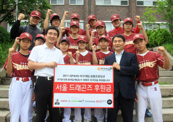 KT와 모바일 게임 6사가 `모바일 야구게임` 수익금으로 조성한 후원금을 서울농학교 청각장애 아동야구단인 `서울 드래곤즈`에 전달했다. 