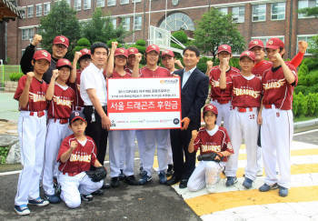 KT와 모바일 게임사가 `모바일 야구게임` 수익금으로 조성된 후원금을 서울농학교 청각 장애우 야구단 `서울 드래곤즈`에게 전달하고 있다. 사진의 좌측은 KT 배태한 차장, 사진의 우측은 서울 농학교 정현호 교장 