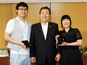 맹형규 행정안전부 장관(가운데)이 20일 정부중앙청사에서 개그맨 박영진(맨왼쪽)씨와 김영희씨를 개인정보보호 홍보대사로 위촉한 뒤 기념촬영을 하고 있다.