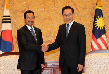 이명박 대통령이 20일 오전 청와대에서 미잔 자이날 아비딘 말레이시아 국왕과 정상회담에 앞서 악수하고 있다.  