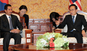  이명박 대통령이 20일 오전 청와대에서 열린 한-말레이시아 정상회담에서 미잔 자이날 아비딘 말레이시아 국왕과 환담하고 있다.  