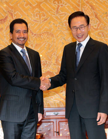 이명박 대통령이 20일 오전 청와대에서 미잔 자이날 아비딘 말레이시아 국왕과 정상회담에 앞서 악수하고 있다.  