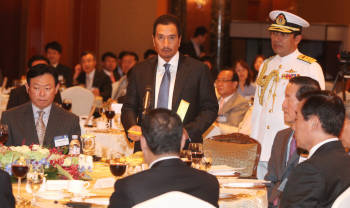 전경련을 비롯한 경제4단체는 20일  롯데호텔에서 미잔 자이날 아비딘 말레이시아 국왕 초청 경제4단체 오찬 간담회을 개최했다. 미잔 자이날 아비딘 국왕이 인사말을 하고 있다. 