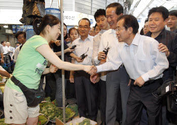 20일 오후 강북 수유재래시장을 방문한 홍준표 한나라당 대표와 허창수 전경련 회장, 박재완 기획재정부 장관(오른쪽 부터)이 상인들과 대화를 나누고 있다.  