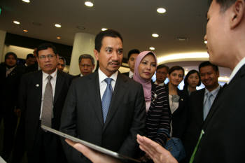 말레이시아 국왕, 삼성 디지털시티 방문