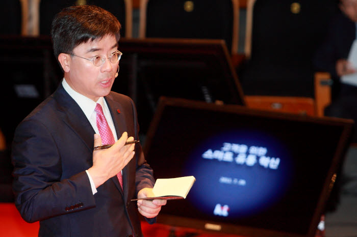 표현명 KT 개인고객부문 사장이 28일 기자간담회에서 `페어 프라이스` 프로그램을 소개하고 있다.