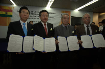 볼리비아 라파스 광업부 장관회의실에서 열린 한국-볼리비아 리튬 배터리 사업 MOU 체결식에서 (왼쪽부터)포스코 정준양 회장, 김신종 광물자원공사 사장, 휴고 미란다 렌돈 꼬미볼 사장, 루이스 알베르토 에챠수 증발자원총국장이 양해각서를 들어보이고 있다.