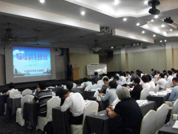 한국학교기업협회가 지난 6월 개최한 학교기업 직무교육 행사에서 각 학교기업 관계자들이 발표 내용을 듣고 있다.