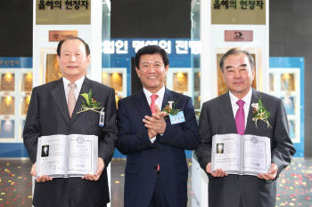 IBK기업은행은 1일 창립 50주년을 맞아 서울 을지로 본점에서 `8회 기업인 명예의 전당 헌정식`을 열었다. 조준희 행장(가운데)이 정홍기 오영산업 대표(왼쪽)와 권회현 대한솔루션 대표에게 헌정패를 수여한 뒤 기념촬영을 하고 있다. 