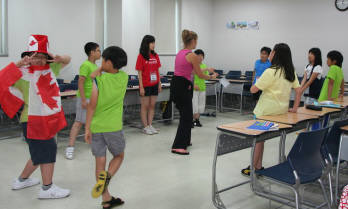 교육과학기술부는 이달 19일까지 4주 동안 농산어촌 지역에 해외 현직교사를 직접 초청해 초 · 중등학생 대상으로 영어 캠프를 운영한다. 한 학교에서 학생들이 해외 교사와 영어 수업을 하고 있다.