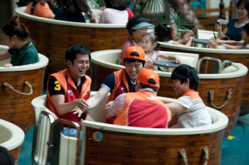 SK C&C 2011년 하반기 신입 · 인턴사원이 장애인을 위한 `행복한 여름 만들기 릴레이 봉사 활동`에 나섰다. 총 202명이 참여하는 봉사활동은 10일 신입사원이 장애인과 놀이동산 나들이를 시작으로 오는 19일 인턴사원의 세계악기 체험 전시장 방문까지 릴레이로 이어진다. 