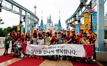 SK C&C 신입사원 120명은 10일 삼육재활관의 지체 · 뇌병병 장애인 47명과 놀이동산을 찾았다. 이들은  수해를 입은 재활관의 가구?식기류 세척과 청소 등 시설 보수 및 정비에도 팔을 걷어 붙였다.   