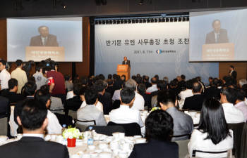 반기문 유엔사무총장이 11일 서울 남대문 상의회관에서 `국제사회와 유엔의 역할`을 주제로 강연하고 있다.