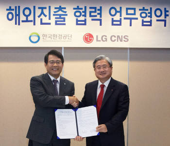  LG CNS(대표 김대훈, 좌)와 한국환경공단(이사장 박승환)이 우리나라의 폐기물 통합관리 시스템인 `올바로시스템`의 해외진출을 위해 양해각서(MOU)를 체결 후 악수하고 있다.  
 
  
 
 