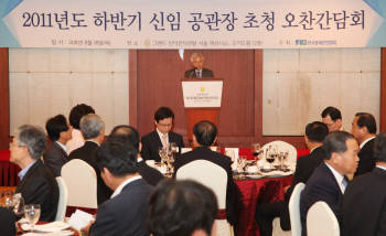 전경련은 18일 그랜드 인터콘티넨털 호텔에서 `하반기 신임공관장 초청 오찬 간담회`를 개최했다. 정병철 전경련 상근부회장이 인사말을 하고 있다.
 