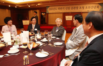 전경련은 18일 그랜드 인터콘티넨털 호텔에서 하반기  `하반기 신임공관장 초청 오찬 간담회`를 개최했다. 사진 왼쪽부터 김영주 대성그룹 부회장, 정상기 타이뻬이 대사, 정병철 전경련 상근부회장, 박용규 뉴질랜드 대사, 박창규 롯데건설 사장