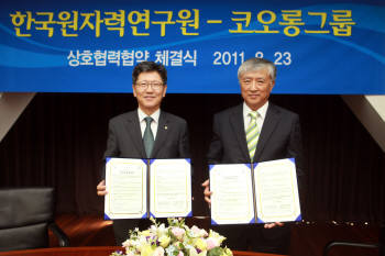 23일 과천 코오롱 본사에서 김남수 코오롱 사장(왼쪽)과 정연호 한국원자력연구원 원장이 방사선 융합 기술 개발에 대한 상호협력 협약을 체결한 후 협약서를 들어보이고 있다.
 