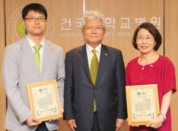 건국대 의학전문대학원(이하 의전원)  황태숙 원장(오른쪽)과 김형수 교수(왼쪽)가 후학 양성과 의전원 발전에 써달라며 발전기금 각각 1000만원을 23일 김진규 총장에게 전달했다.