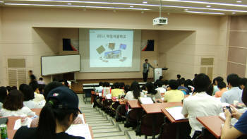 한국액정연구회가 주최하는 `액정여름학교`가 24일일부터 사흘간 경희대학교 국제캠퍼스에서 열린다.